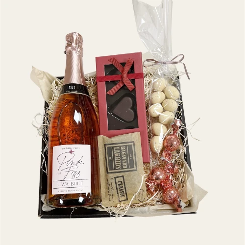 Påskegavekurv med cava, marcipan, lakrids og chokolade