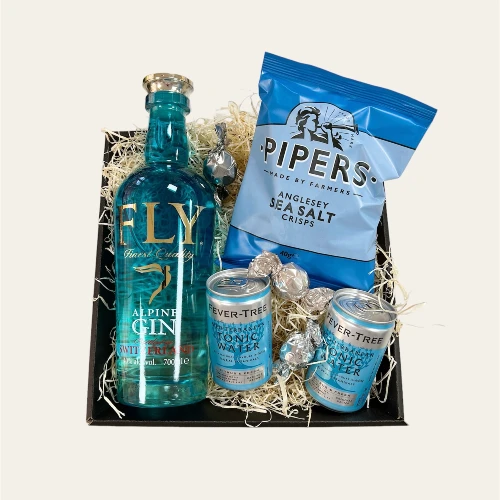 Gin gavekurv med Alpine gin, tonic vand, Pipers chips og chokoladekugler