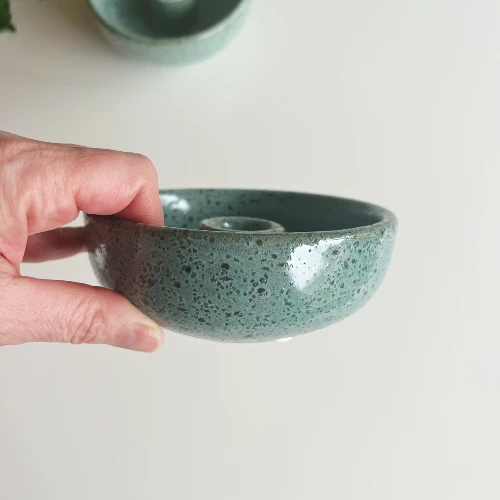 Lysestage skål i vissengrøn set fra siden