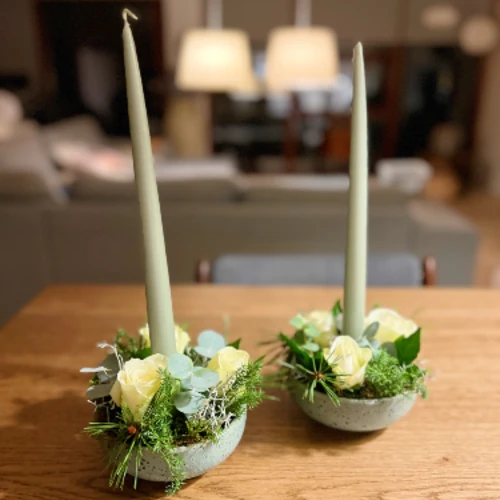 Lysestage skål pyntet op med blomster