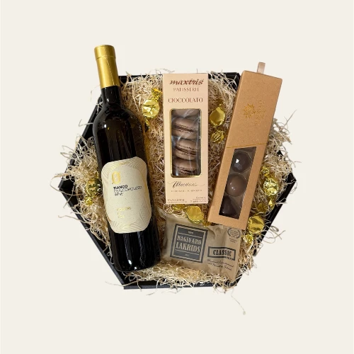 Gavekurv med alkoholfri hvidvin, macarons, chokolade og lakrids
