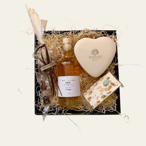 Julegavekurv med julerom og luksus søde lækkerier