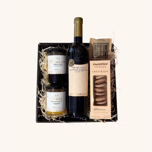 Elegant gavekurv med vin og delikatesser