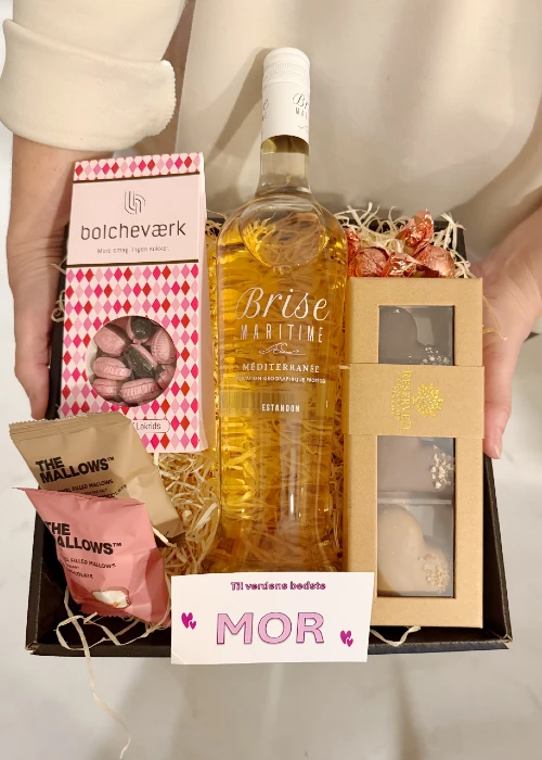 Morsdags gavekurv med god rosèvin, gourmet marcipan og chokolade og Mallows