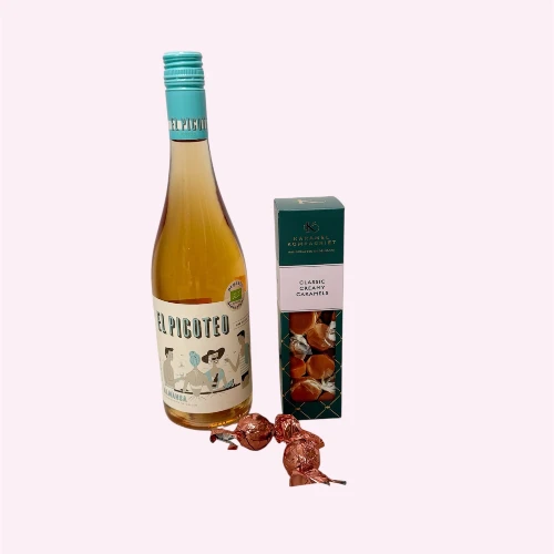 Mors dags gavepose med rosèvin og Bornholmske flødekarameller