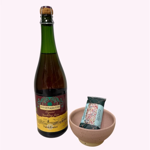 Mors dags gavepose med økologisk cider, keramik og romkugle karamelbar